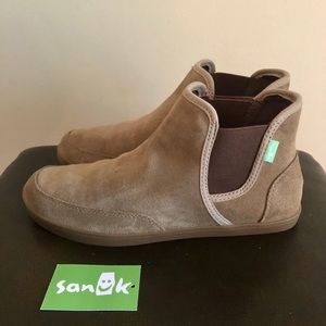 Sanuk Taupe Suede Slip On Boots Shoes Women’s 8.5